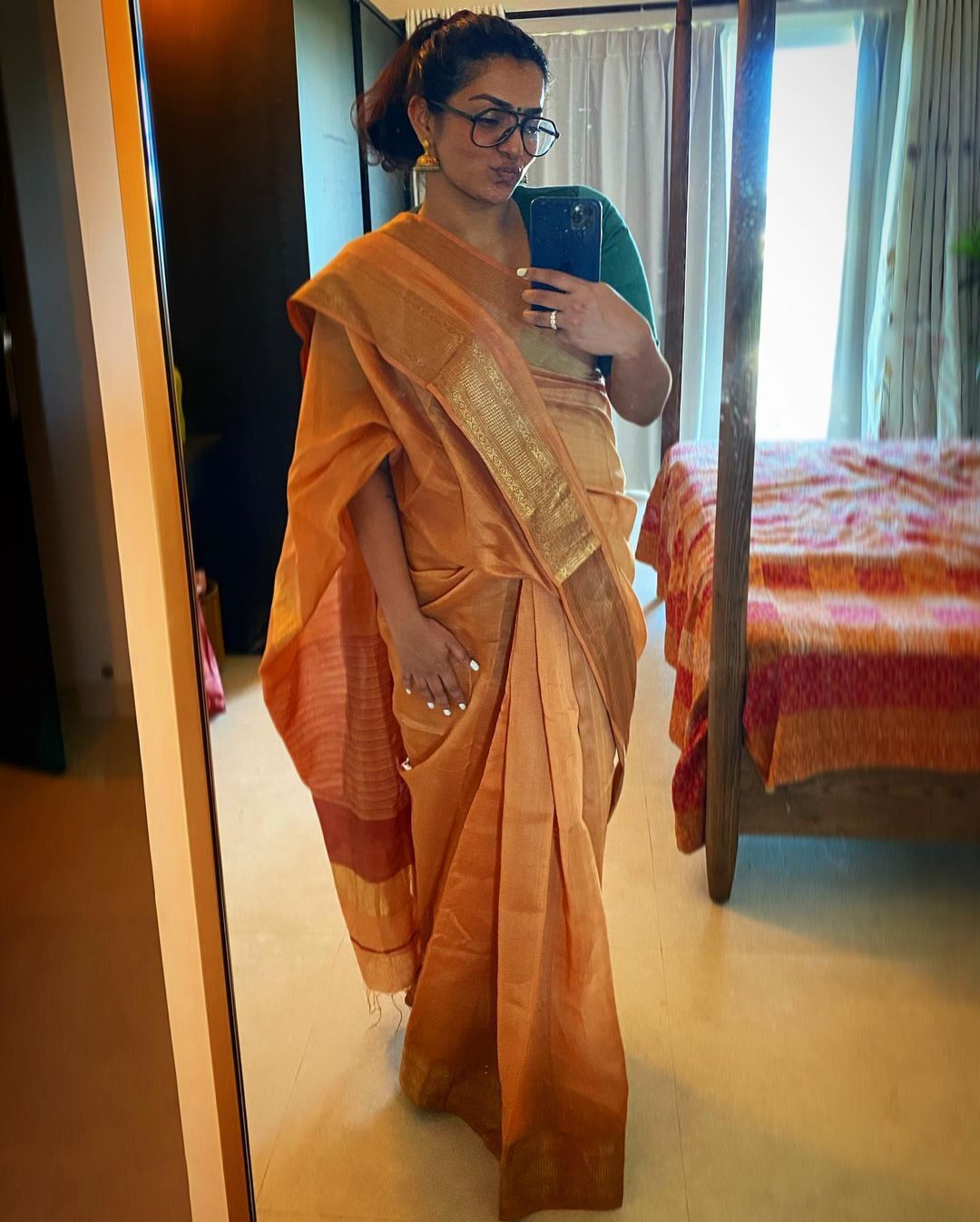 ഓണാഘോഷം കഴിഞ്ഞില്ലേ..? സാരിയില്‍ തിളങ്ങി പാര്‍വതി, വൈറല്‍ ചിത്രങ്ങള്‍