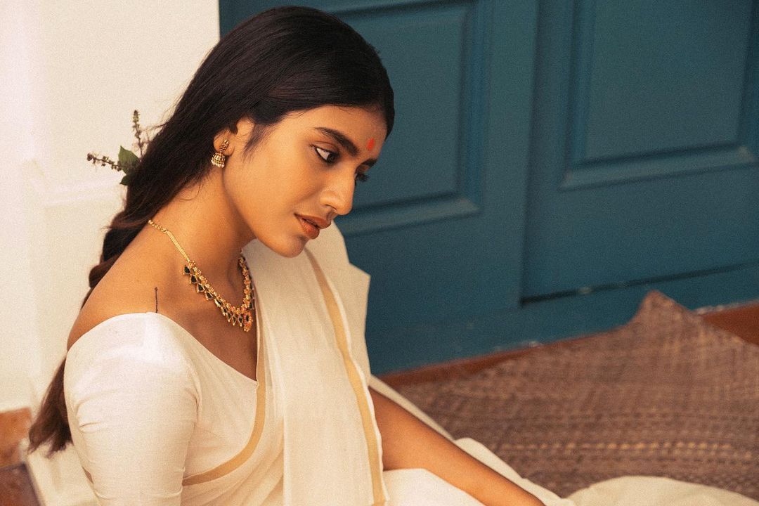 സാരിയണിഞ്ഞ് വിന്റേജ് ലുക്കില്‍ പ്രിയ വാര്യര്‍; 90ലെ നായികയെന്ന് സോഷ്യല്‍ മീഡിയ, വൈറല്‍