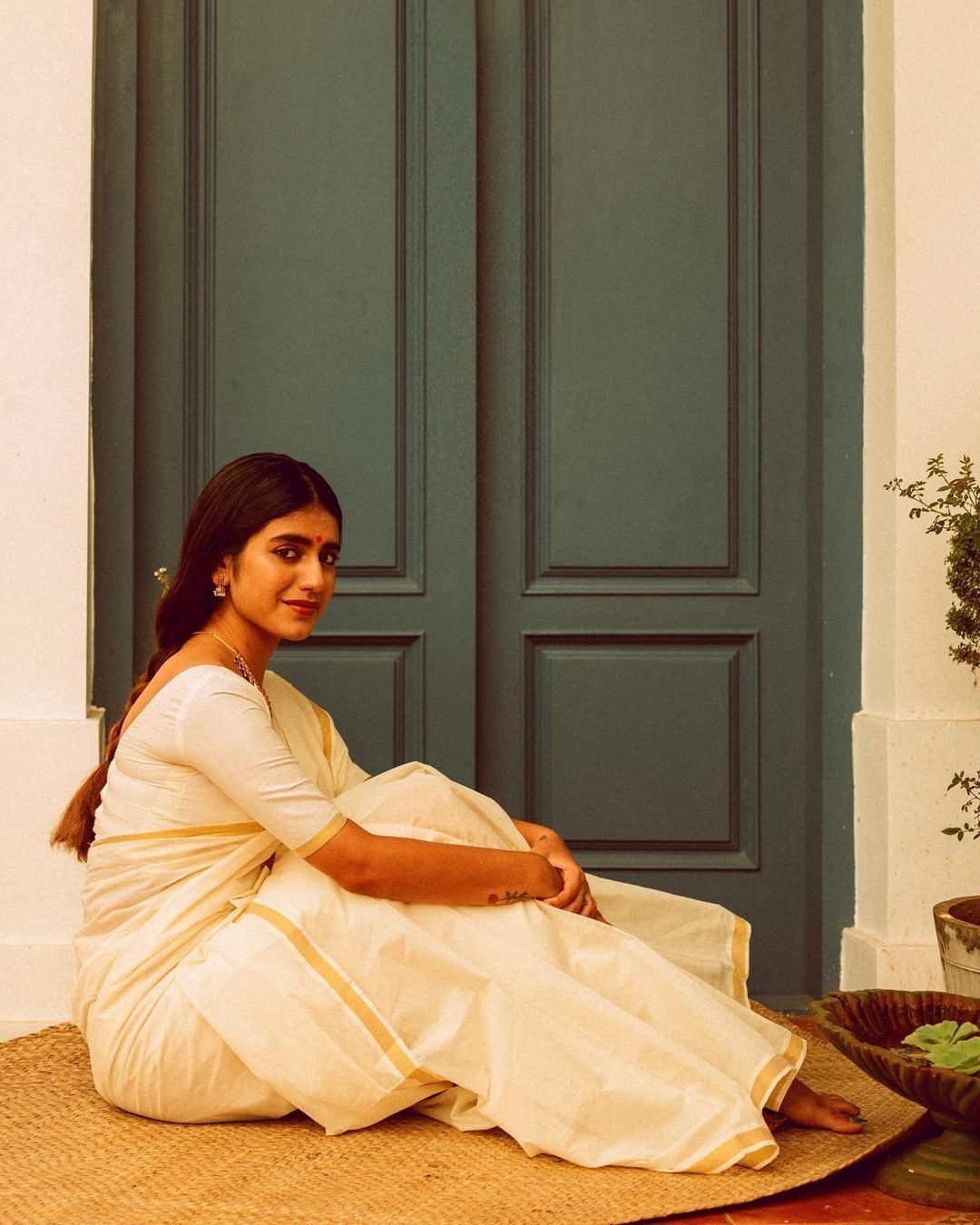 സാരിയണിഞ്ഞ് വിന്റേജ് ലുക്കില്‍ പ്രിയ വാര്യര്‍; 90ലെ നായികയെന്ന് സോഷ്യല്‍ മീഡിയ, വൈറല്‍