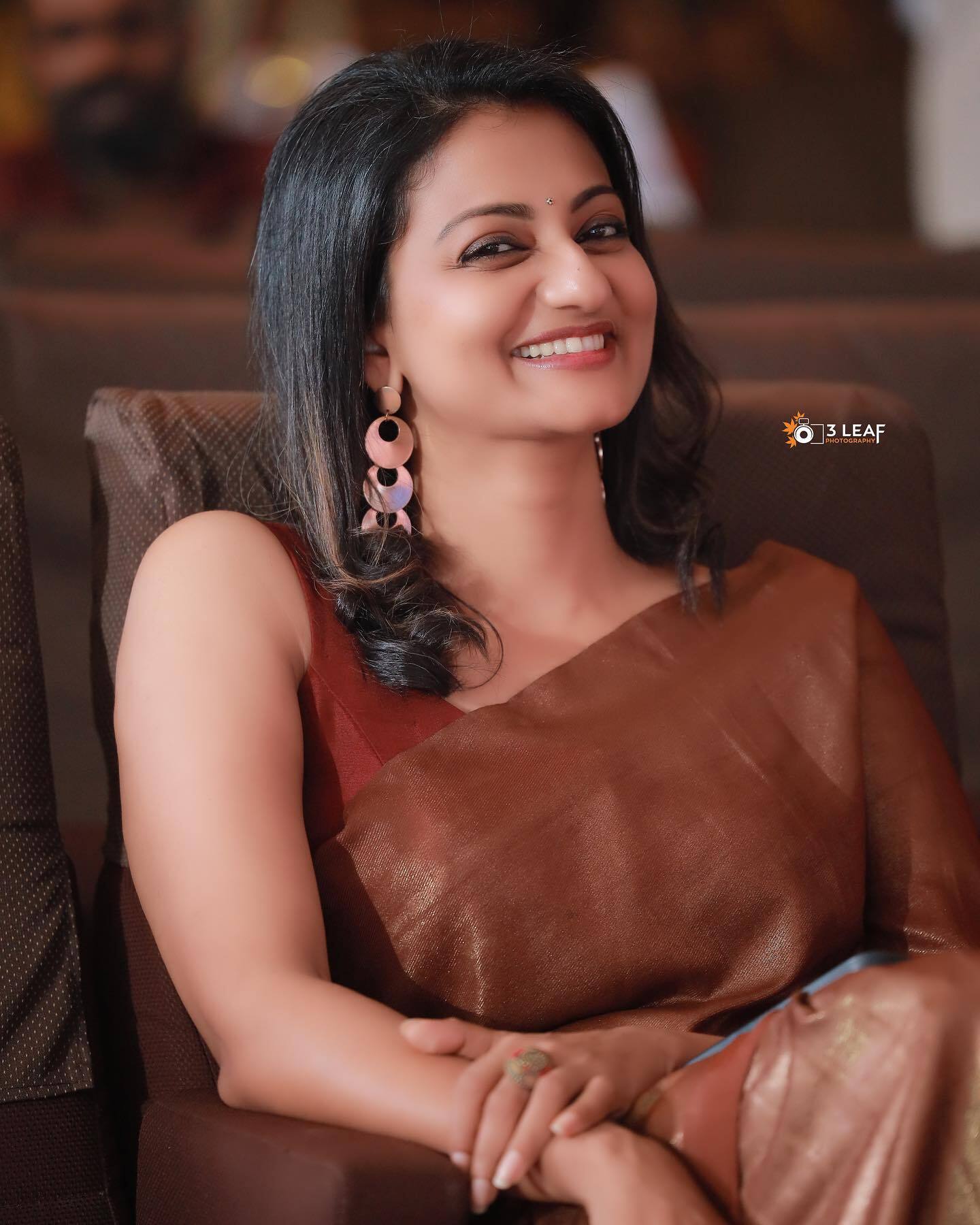 സ്ലീവ് ലെസ് ബ്ലൗസും നീല സാരിയും ...ഇതെന്തൊരു അഴക്; പ്രിയങ്കയുടെ ചിത്രങ്ങള്‍ വൈറല്‍