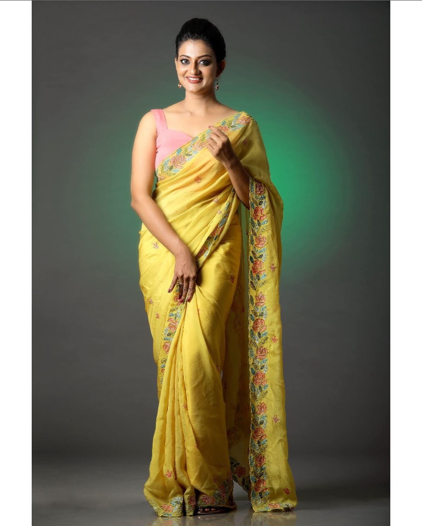 സ്ലീവ് ലെസ് ബ്ലൗസും നീല സാരിയും ...ഇതെന്തൊരു അഴക്; പ്രിയങ്കയുടെ ചിത്രങ്ങള്‍ വൈറല്‍