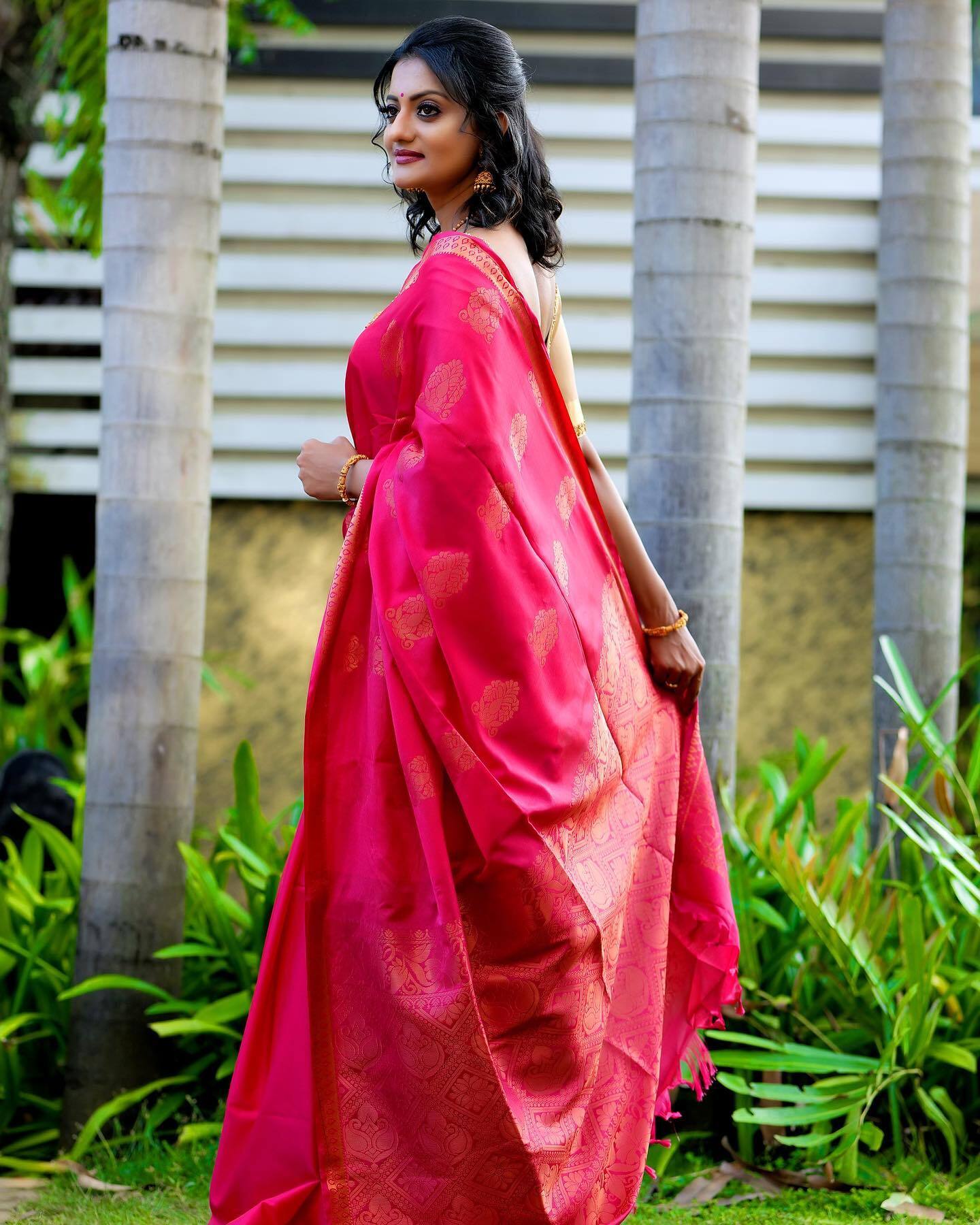 സ്ലീവ് ലെസ് ബ്ലൗസും നീല സാരിയും ...ഇതെന്തൊരു അഴക്; പ്രിയങ്കയുടെ ചിത്രങ്ങള്‍ വൈറല്‍