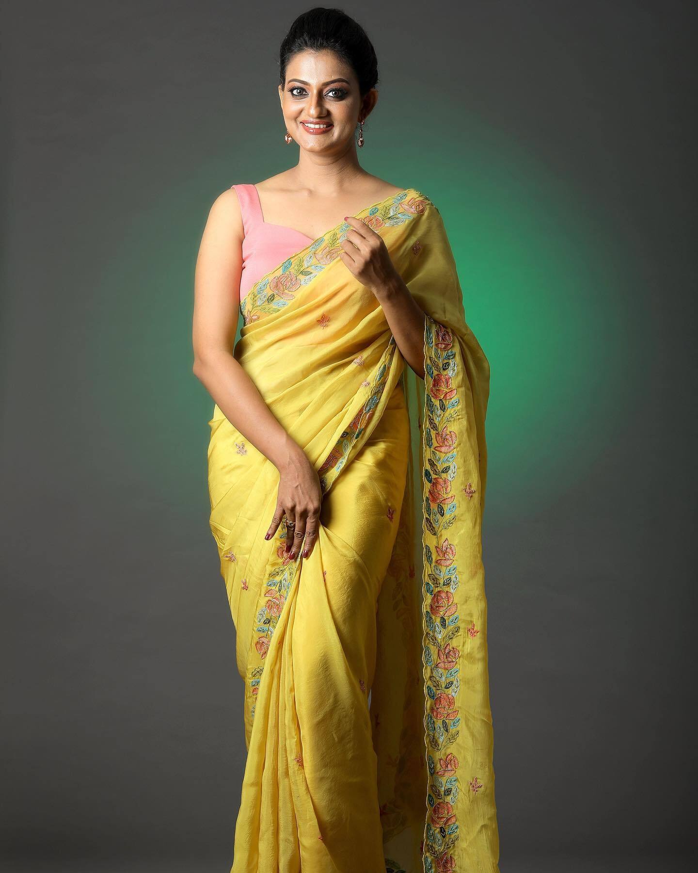 സ്ലീവ് ലെസ് ബ്ലൗസും നീല സാരിയും ...ഇതെന്തൊരു അഴക്; പ്രിയങ്കയുടെ ചിത്രങ്ങള്‍ വൈറല്‍