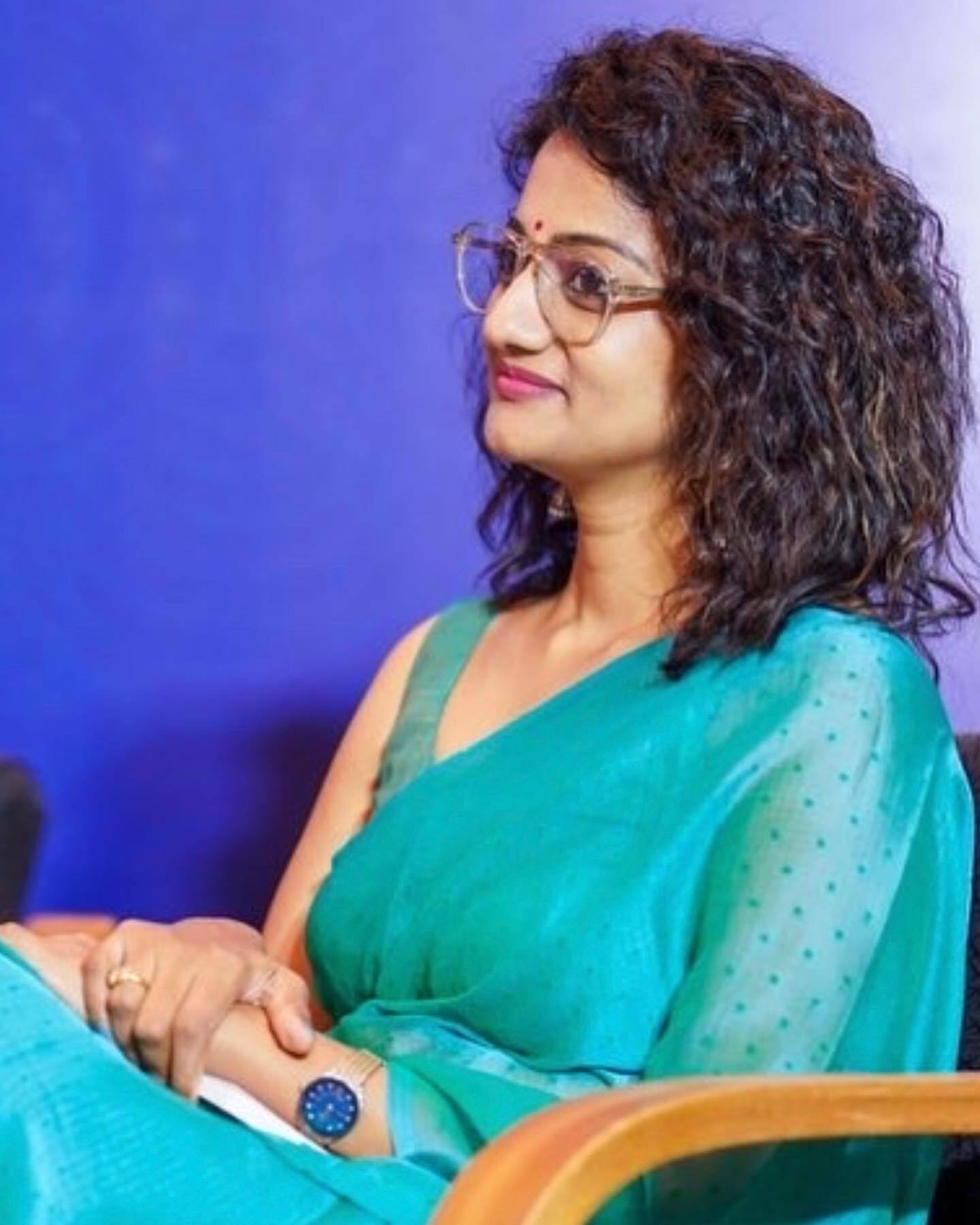 സ്ലീവ് ലെസ് ബ്ലൗസും നീല സാരിയും ...ഇതെന്തൊരു അഴക്; പ്രിയങ്കയുടെ ചിത്രങ്ങള്‍ വൈറല്‍