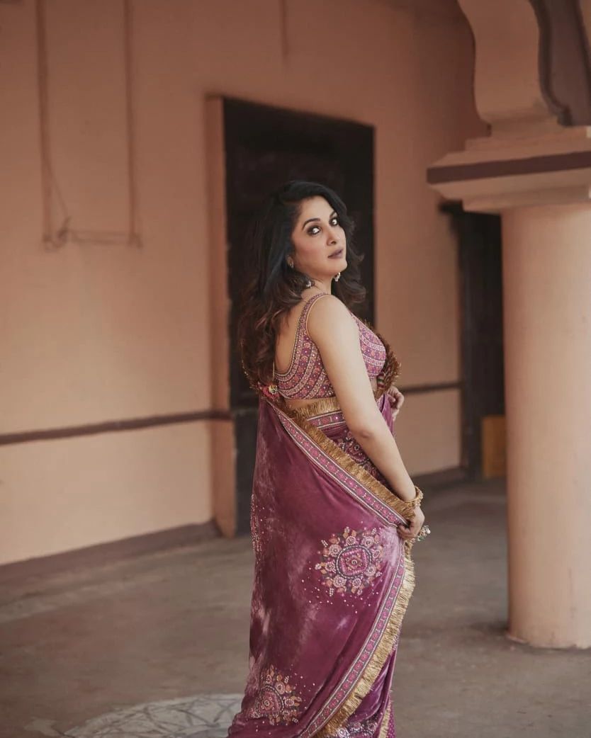 ഇതാ യഥാര്‍ത്ഥ ഏജ് ഇന്‍ റിവേഴ്‌സ് ഗിയര്‍.. മറ്റുള്ളവര്‍ പ്ലീസ് സ്റ്റെപ് ബാക്ക്; വീണ്ടും തരംഗമാകാന്‍ രമ്യ കൃഷ്ണന്‍