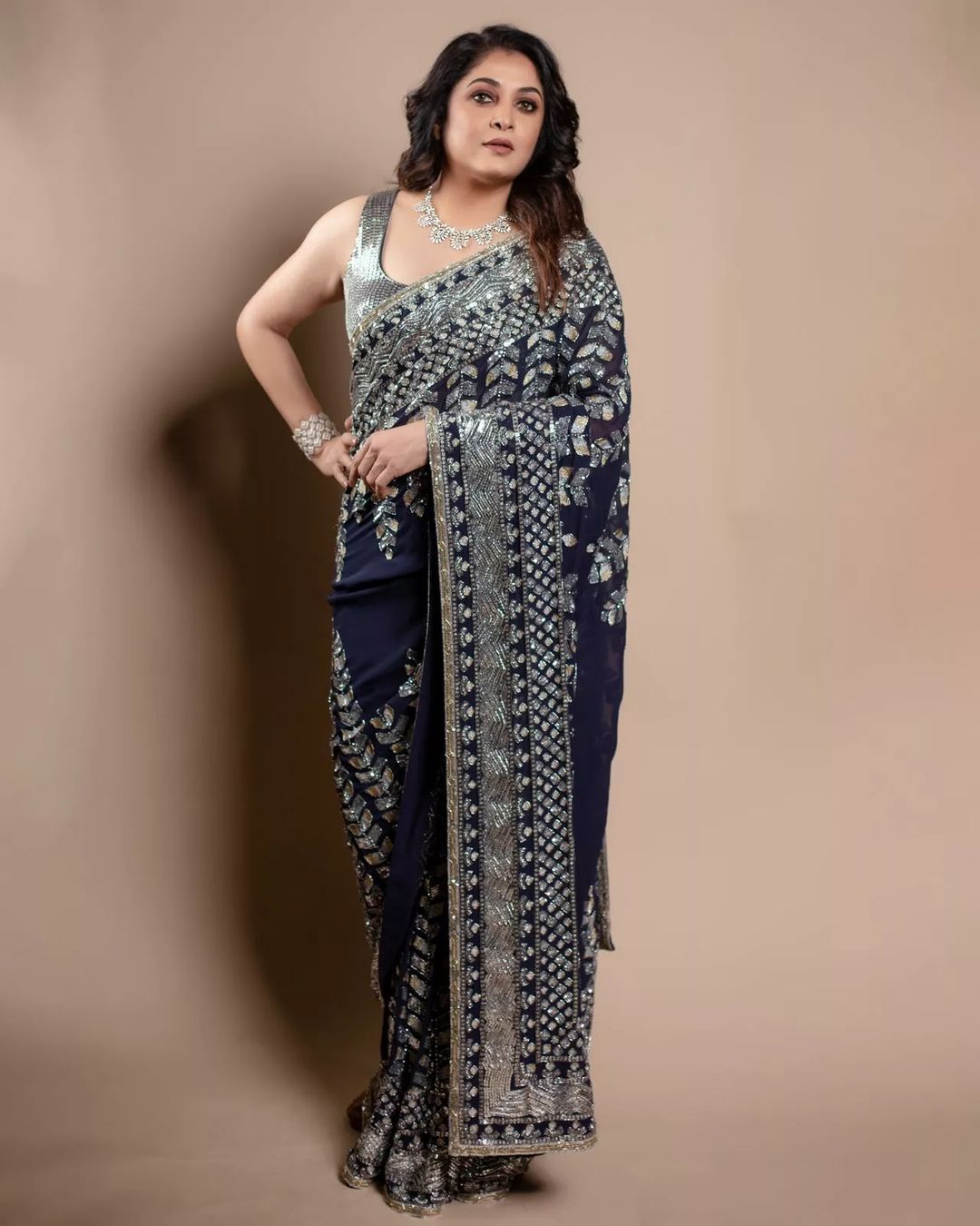 ഇതാ യഥാര്‍ത്ഥ ഏജ് ഇന്‍ റിവേഴ്‌സ് ഗിയര്‍.. മറ്റുള്ളവര്‍ പ്ലീസ് സ്റ്റെപ് ബാക്ക്; വീണ്ടും തരംഗമാകാന്‍ രമ്യ കൃഷ്ണന്‍