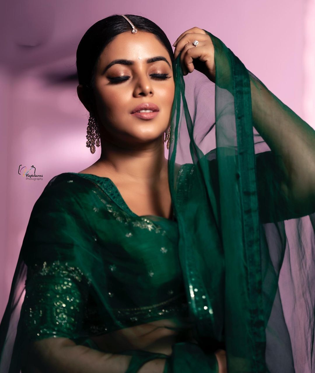 പോസോ.. അതോ ഡാന്‍സോ.. രണ്ടായാലും കിടുക്കി ഷംനാ..; കിടിലന്‍ ചിത്രങ്ങള്‍