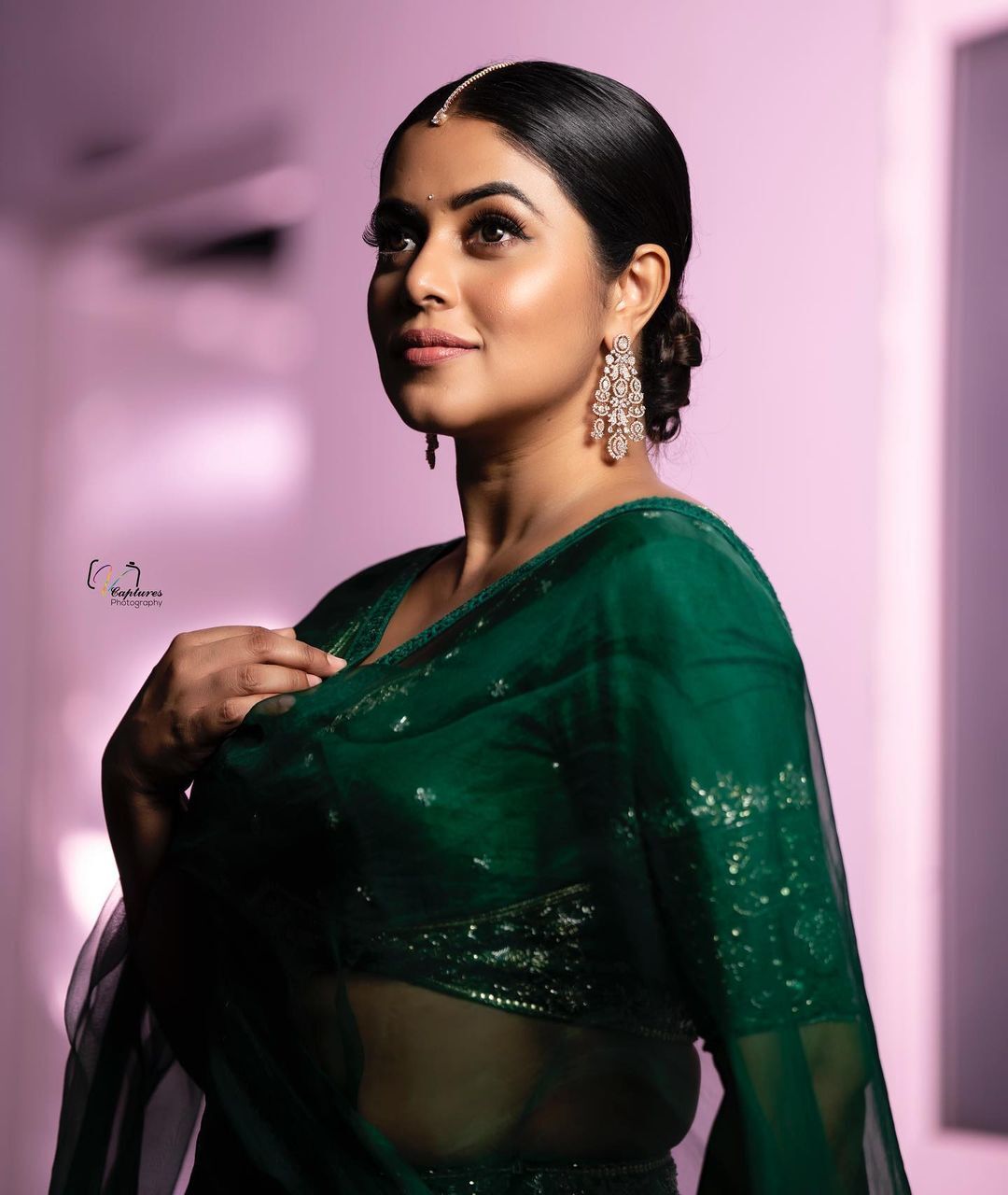 പോസോ.. അതോ ഡാന്‍സോ.. രണ്ടായാലും കിടുക്കി ഷംനാ..; കിടിലന്‍ ചിത്രങ്ങള്‍