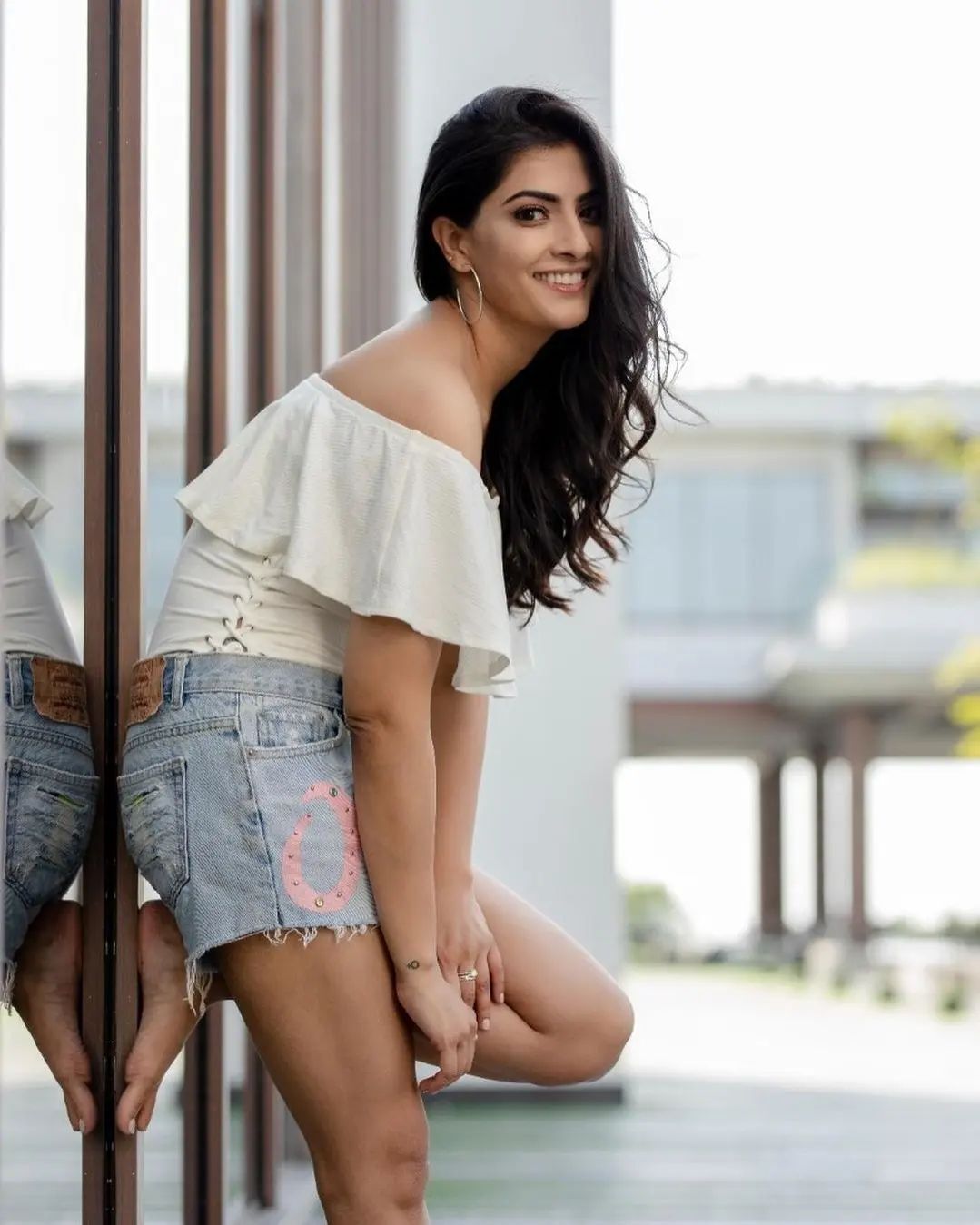 ഗ്ലാമറസ് ലുക്കിൽ വരലക്ഷ്മി... സോഷ്യൽ മീഡിയയിൽ തരംഗമായി താരത്തിന്റെ ചിത്രങ്ങൾ