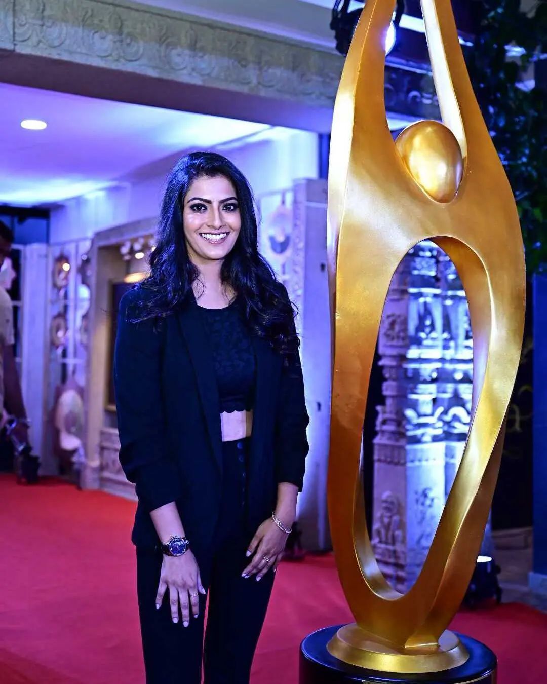 ഗ്ലാമറസ് ലുക്കിൽ വരലക്ഷ്മി... സോഷ്യൽ മീഡിയയിൽ തരംഗമായി താരത്തിന്റെ ചിത്രങ്ങൾ