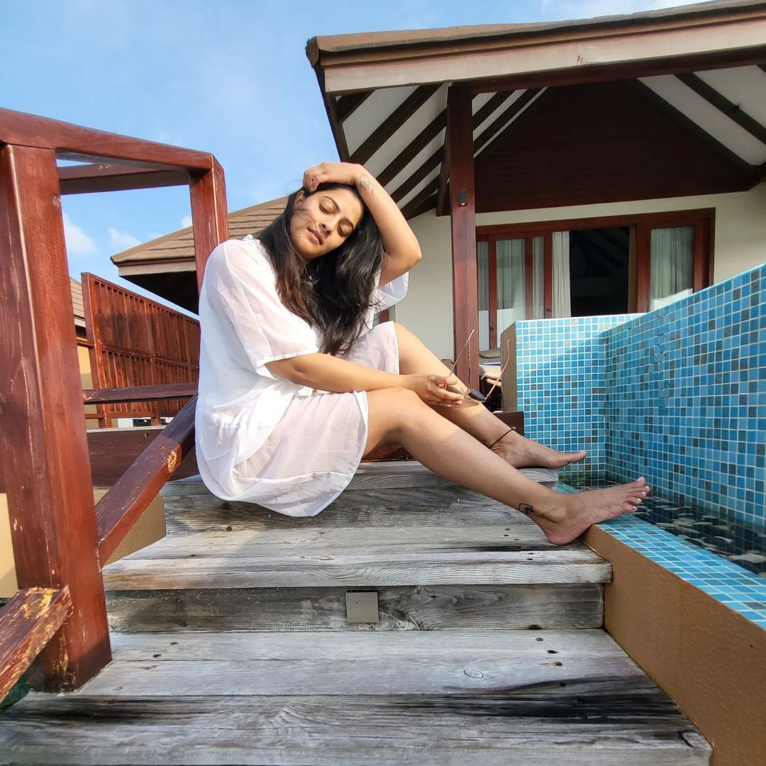 ഗ്ലാമറസ് ലുക്കിൽ വരലക്ഷ്മി... സോഷ്യൽ മീഡിയയിൽ തരംഗമായി താരത്തിന്റെ ചിത്രങ്ങൾ