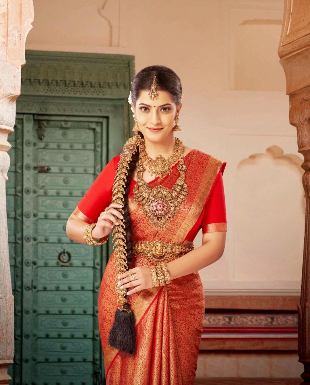 ഗ്ലാമറസ് ലുക്കിൽ വരലക്ഷ്മി... സോഷ്യൽ മീഡിയയിൽ തരംഗമായി താരത്തിന്റെ ചിത്രങ്ങൾ