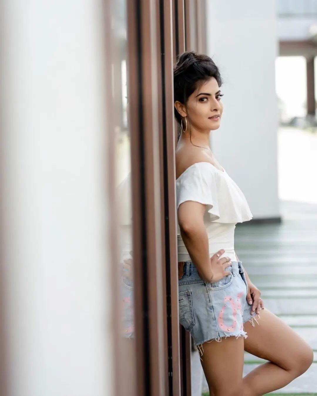 ഗ്ലാമറസ് ലുക്കിൽ വരലക്ഷ്മി... സോഷ്യൽ മീഡിയയിൽ തരംഗമായി താരത്തിന്റെ ചിത്രങ്ങൾ