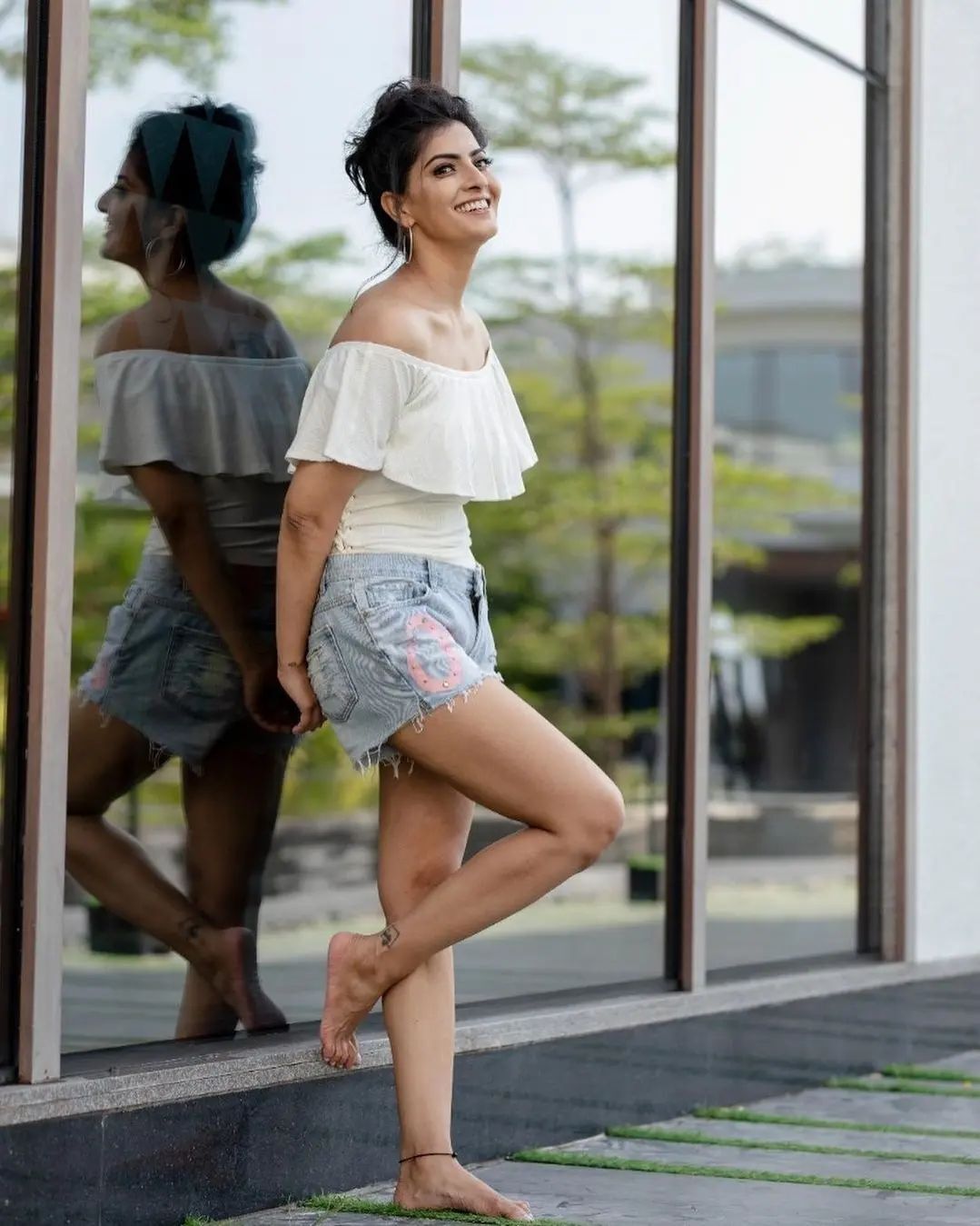 ഗ്ലാമറസ് ലുക്കിൽ വരലക്ഷ്മി... സോഷ്യൽ മീഡിയയിൽ തരംഗമായി താരത്തിന്റെ ചിത്രങ്ങൾ