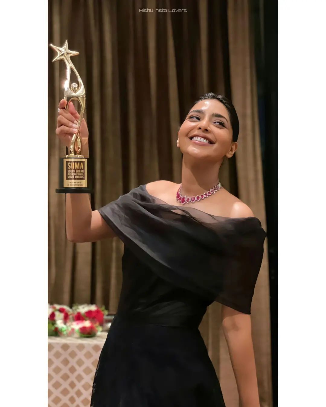 മലയാളത്തിലെ മികച്ച നടി... സൈമ അവാര്‍ഡ്‌സില്‍ മിന്നിത്തിളങ്ങി ഐഷു; ഞെട്ടിച്ച ലുക്കെന്ന് സോഷ്യല്‍ മീഡിയ, വൈറല്‍