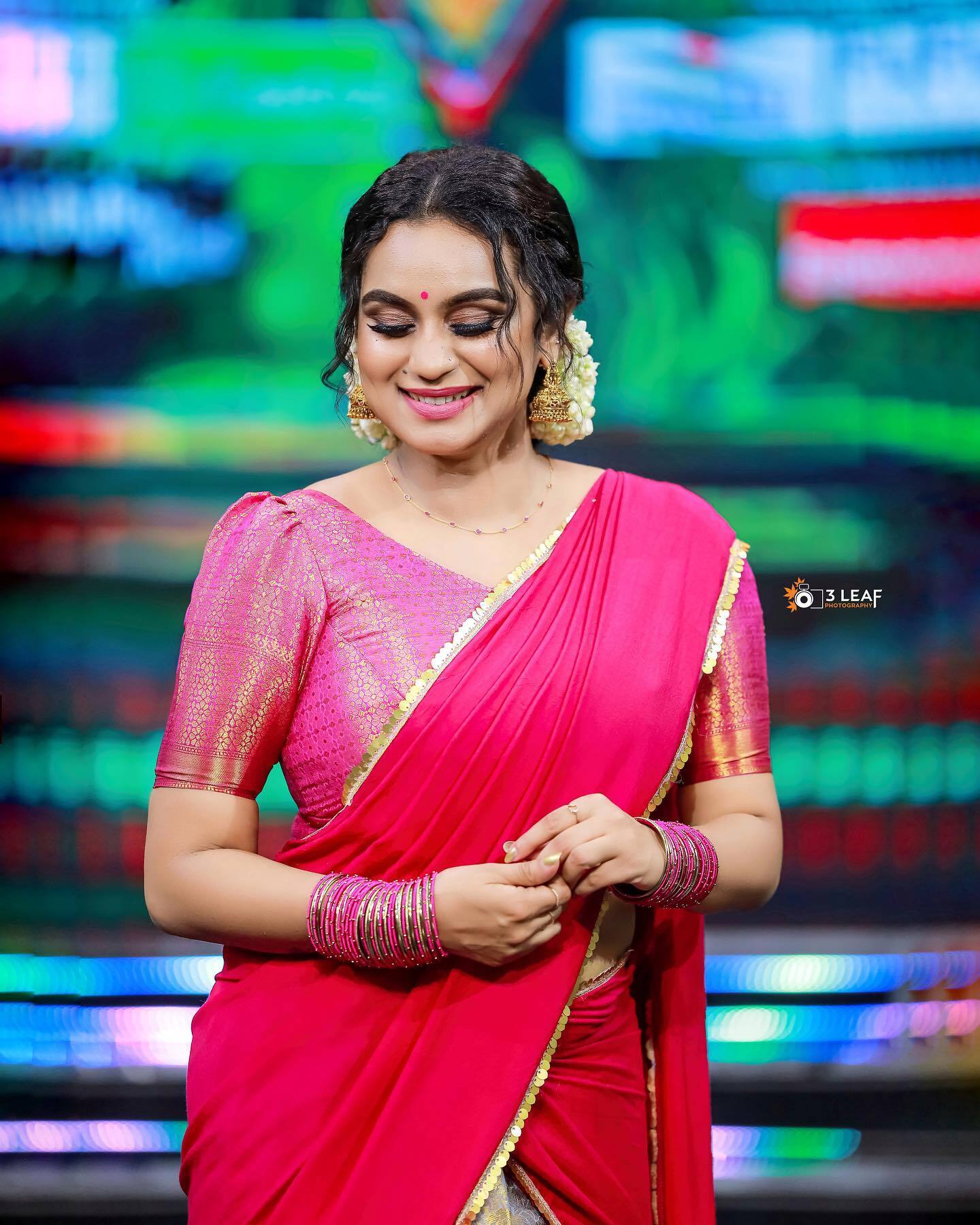  ഇവിടെ എന്തും പെര്‍ഫെക്ടാ...മുല്ലപ്പൂ ചൂടി ദാവണിയില്‍ ലക്ഷ്മി നക്ഷത്ര; സാരിയിലെക്കാള്‍ സുന്ദരി എന്ന് ആരാധകര്‍