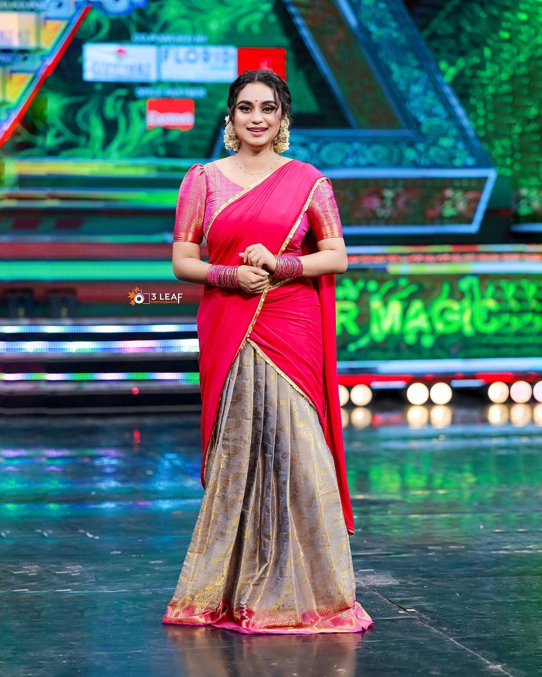  ഇവിടെ എന്തും പെര്‍ഫെക്ടാ...മുല്ലപ്പൂ ചൂടി ദാവണിയില്‍ ലക്ഷ്മി നക്ഷത്ര; സാരിയിലെക്കാള്‍ സുന്ദരി എന്ന് ആരാധകര്‍