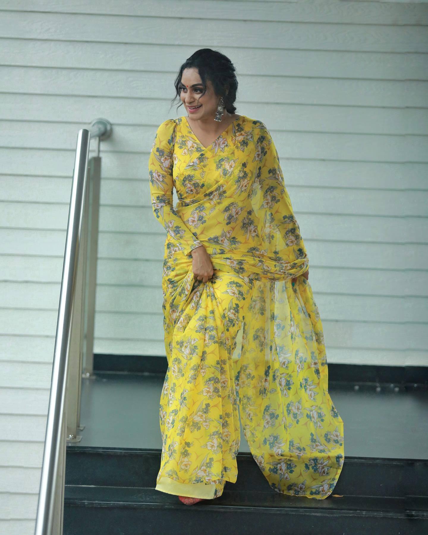  ഇവിടെ എന്തും പെര്‍ഫെക്ടാ...മുല്ലപ്പൂ ചൂടി ദാവണിയില്‍ ലക്ഷ്മി നക്ഷത്ര; സാരിയിലെക്കാള്‍ സുന്ദരി എന്ന് ആരാധകര്‍