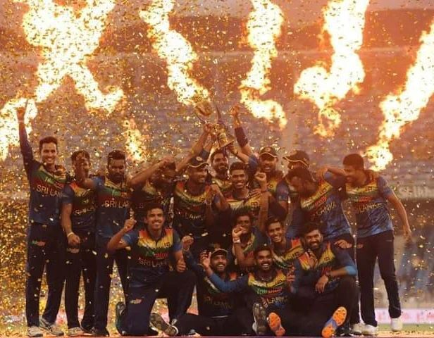 അമ്പമ്പോ എന്തൊരടി, രജപക്‌സെ തുടങ്ങിയിട്ട് നിര്‍ത്തിയില്ല; പാകിസ്താനെ തീര്‍ത്ത് ഹസരങ്ക