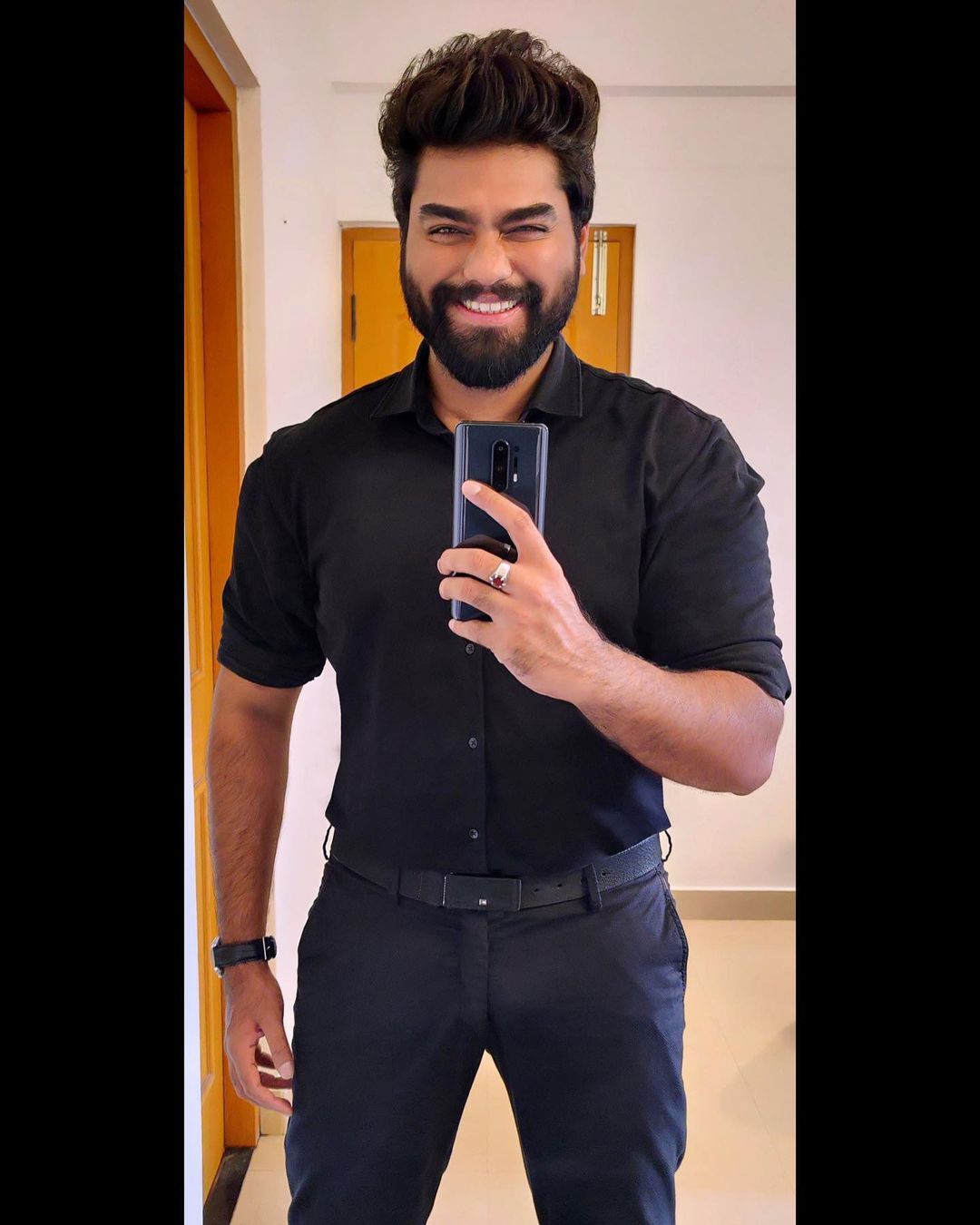 ഇതാണ് ഞങ്ങളുടെ ഡോക്ടര്‍, എവിടെ ചെന്നാലും ക്ലാസ് ആന്റ് മാസ്; റോബിന്റെ പുതിയ ചിത്രം വൈറല്‍ 