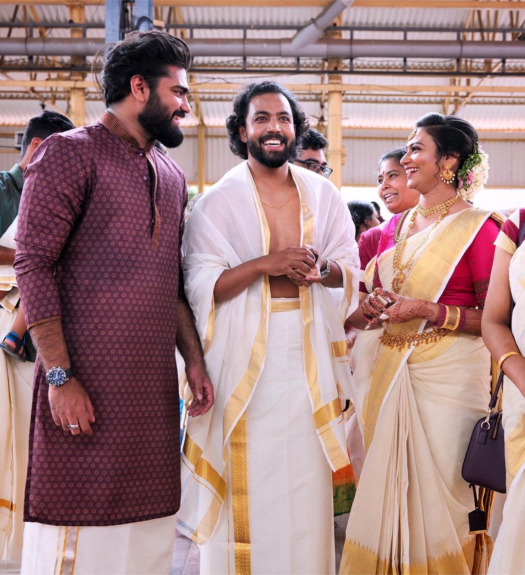 ​ഗുരുവായൂരിൽ  റോബിൻ, മുണ്ടുടുത്ത് കിടിലൻ ലുക്ക്..