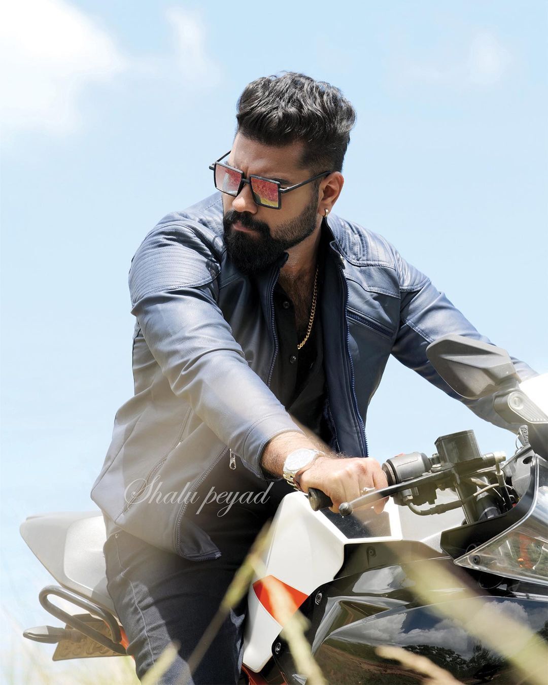 ​ഗുരുവായൂരിൽ  റോബിൻ, മുണ്ടുടുത്ത് കിടിലൻ ലുക്ക്..