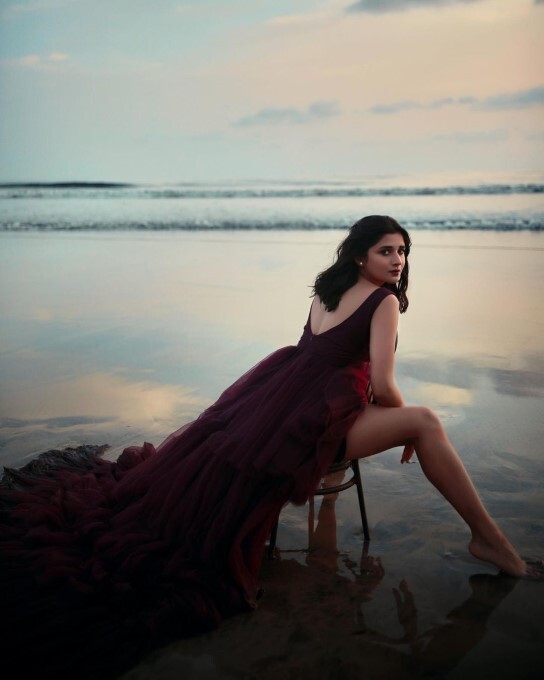 Bollywood Actress Kanika Mann Set Internet On Fire With Latest Photos
