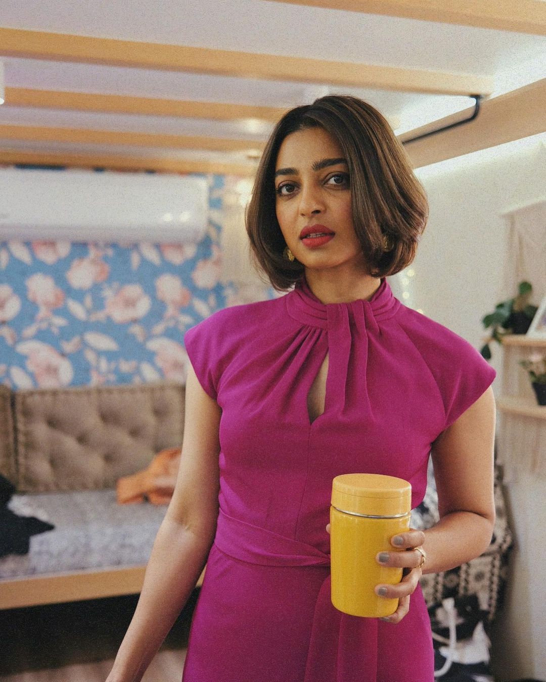 സൂപ്പർ ലുക്കിൽ രാധിക അപ്തെ... കളർഫുൾ ഡ്രെസ്സിൽ ആരാധകരുടെ മനം കവർന്ന് താരം