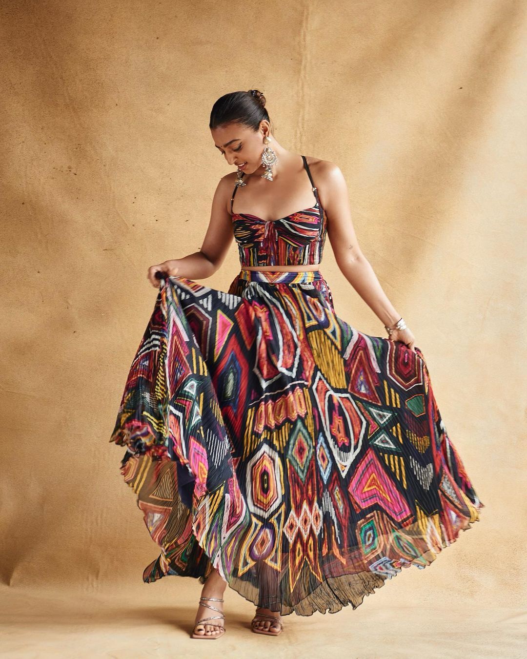 സൂപ്പർ ലുക്കിൽ രാധിക അപ്തെ... കളർഫുൾ ഡ്രെസ്സിൽ ആരാധകരുടെ മനം കവർന്ന് താരം