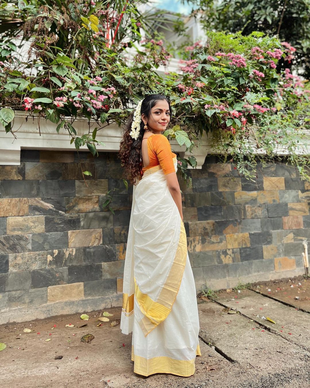 'ഇനി കുറച്ചു നാടനാവാം... കേരള സാരിയിൽ അതീവ സുന്ദരിയായി ഹൻസിക...'; ഹൻസു വലുതായെന്ന് വിശ്വസിക്കാനാവുന്നില്ലെന്ന് ആരാധകർ