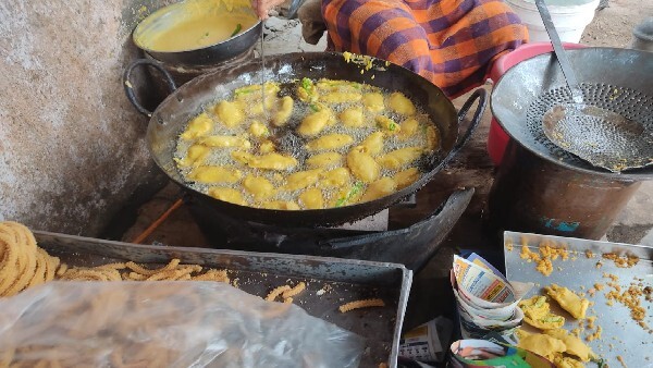 ಇಲ್ಲಿಯವರೆಗೂ ರುಚಿ ಕಳೆದುಕೊಳ್ಳದ ಬೆಣ್ಣೆನಗರಿ ದಾವಣಗೆರೆ ಮಿರ್ಚಿ, ಮಂಡಕ್ಕಿ, 