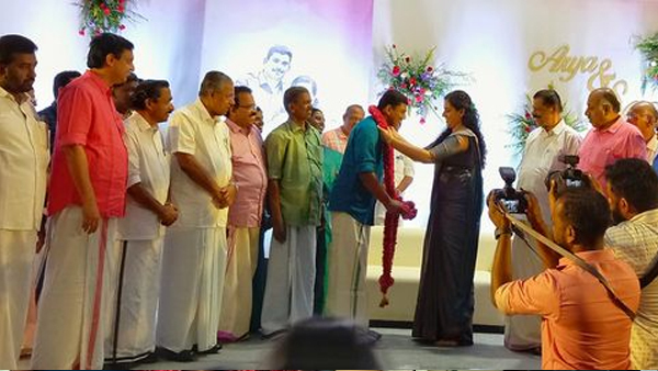 ഒരു രക്തഹാരം അങ്ങോട്ടും ഇങ്ങോട്ടും, ആര്യാ രാജേന്ദ്രൻ-സച്ചിൻദേവ് വിവാഹ ചിത്രങ്ങൾ കാണാം