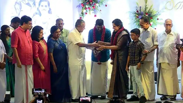 ഒരു രക്തഹാരം അങ്ങോട്ടും ഇങ്ങോട്ടും, ആര്യാ രാജേന്ദ്രൻ-സച്ചിൻദേവ് വിവാഹ ചിത്രങ്ങൾ കാണാം