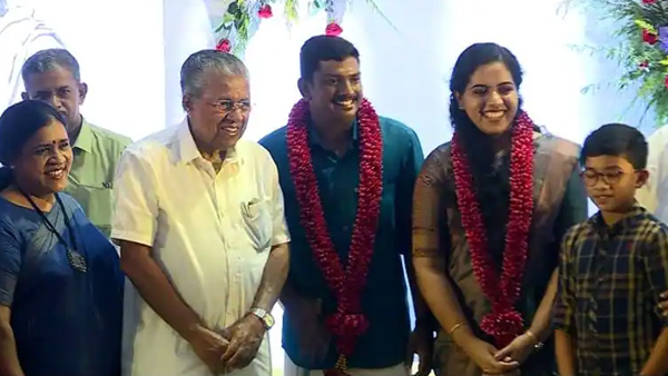 ഒരു രക്തഹാരം അങ്ങോട്ടും ഇങ്ങോട്ടും, ആര്യാ രാജേന്ദ്രൻ-സച്ചിൻദേവ് വിവാഹ ചിത്രങ്ങൾ കാണാം