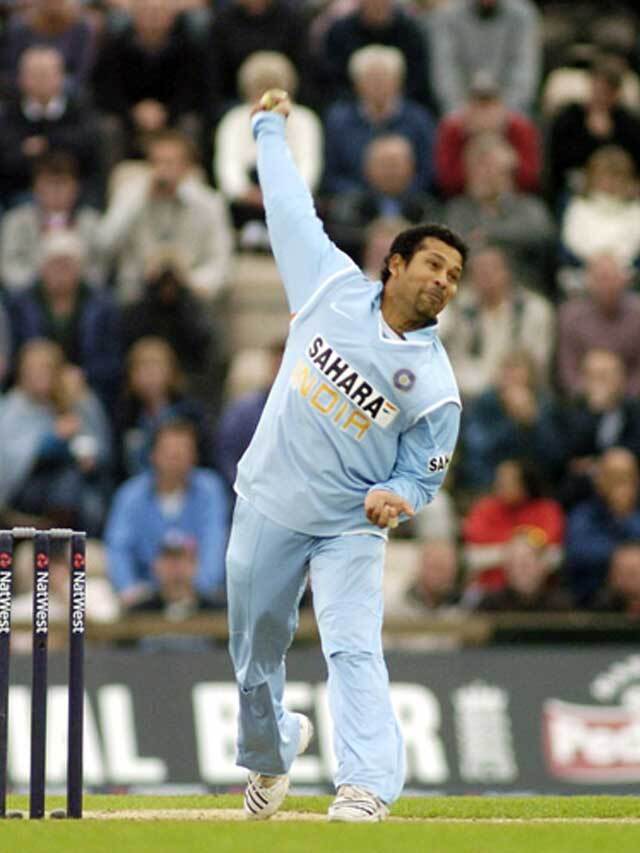 ബാറ്റിംഗ് മാത്രമല്ലടോ.. ബൗളിംഗിലുമുണ്ടെടോ പിടി..; ബൗളിംഗില്‍ സച്ചിന്റെ അപൂര്‍വ റെക്കോഡുകള്‍