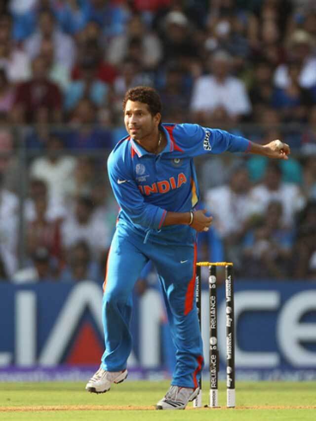 ബാറ്റിംഗ് മാത്രമല്ലടോ.. ബൗളിംഗിലുമുണ്ടെടോ പിടി..; ബൗളിംഗില്‍ സച്ചിന്റെ അപൂര്‍വ റെക്കോഡുകള്‍