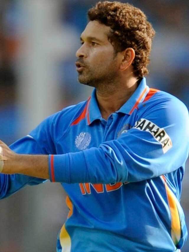 ബാറ്റിംഗ് മാത്രമല്ലടോ.. ബൗളിംഗിലുമുണ്ടെടോ പിടി..; ബൗളിംഗില്‍ സച്ചിന്റെ അപൂര്‍വ റെക്കോഡുകള്‍