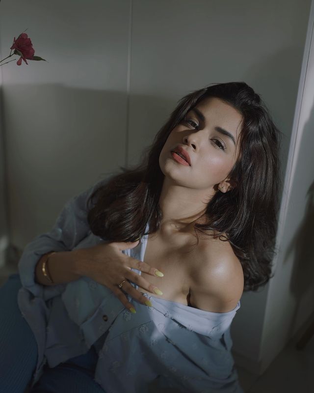 अवनीत कौर ने फिर से सेक्सी स्टाइल में ढाया कहर, ओपन बटन शर्ट में दिखाया Hot अवतार