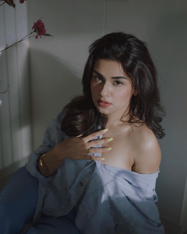 अवनीत कौर ने फिर से सेक्सी स्टाइल में ढाया कहर, ओपन बटन शर्ट में दिखाया Hot अवतार