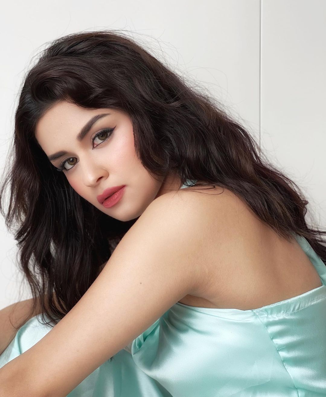 अवनीत कौर ने फिर से सेक्सी स्टाइल में ढाया कहर, ओपन बटन शर्ट में दिखाया Hot अवतार