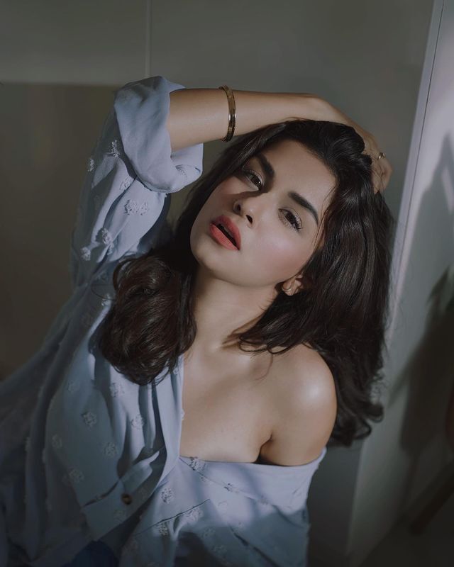 अवनीत कौर ने फिर से सेक्सी स्टाइल में ढाया कहर, ओपन बटन शर्ट में दिखाया Hot अवतार