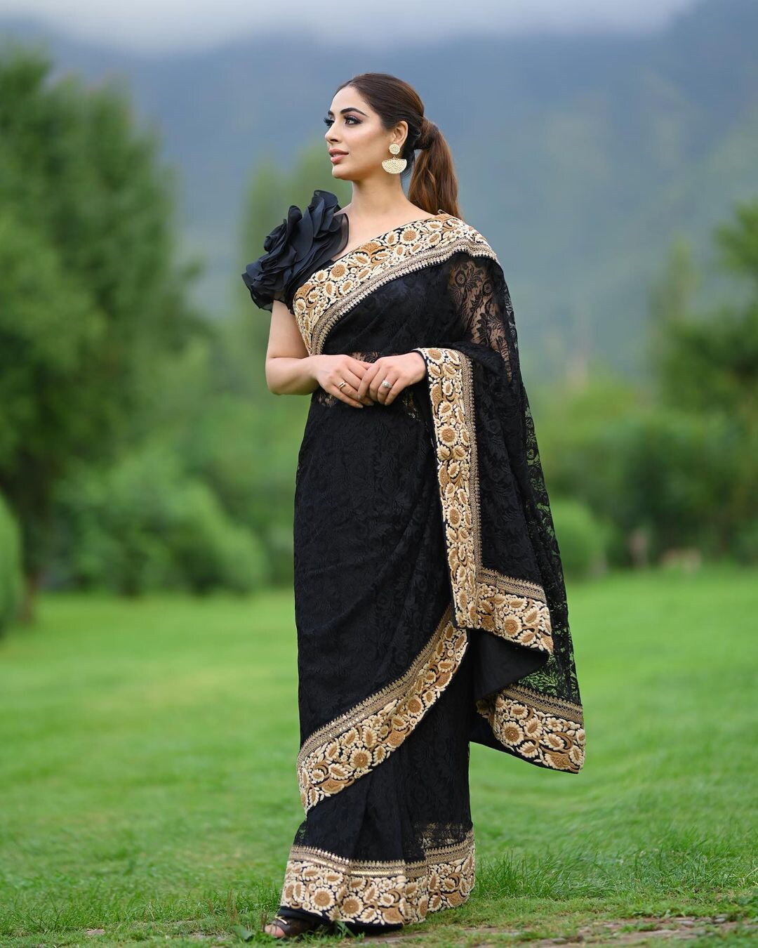 ब्लैक ड्रेस में बला की खूबसूरत लगती हैं  IAS Atahr Aamir Khan की दुल्‍हन Dr. Mehreen Qazi, लगाई अतहर के नाम की मेहंदी 