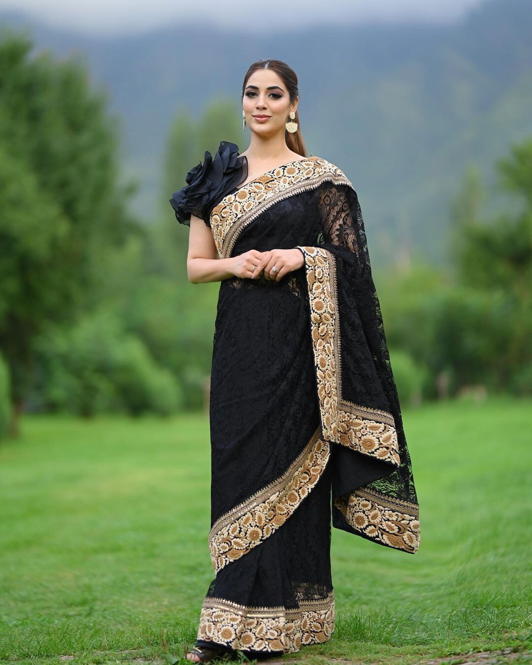 ब्लैक ड्रेस में बला की खूबसूरत लगती हैं  IAS Atahr Aamir Khan की दुल्‍हन Dr. Mehreen Qazi, लगाई अतहर के नाम की मेहंदी 