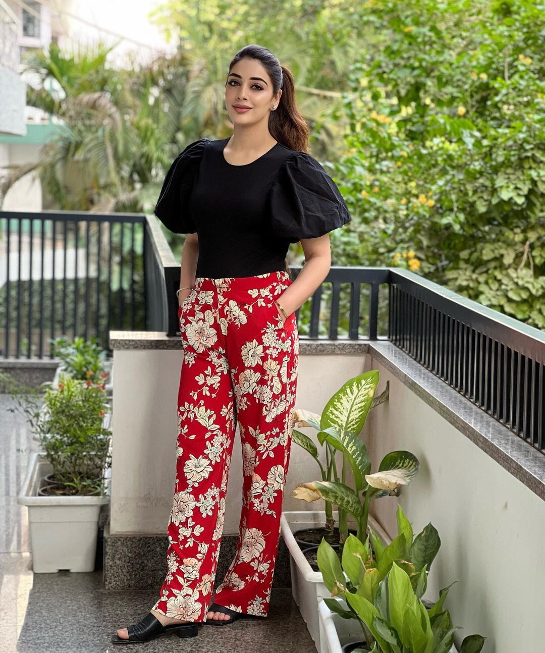 ब्लैक ड्रेस में बला की खूबसूरत लगती हैं  IAS Atahr Aamir Khan की दुल्‍हन Dr. Mehreen Qazi, लगाई अतहर के नाम की मेहंदी 