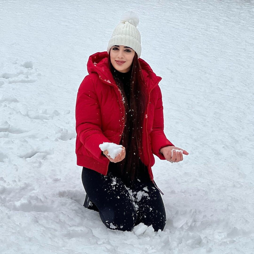 ब्लैक ड्रेस में बला की खूबसूरत लगती हैं  IAS Atahr Aamir Khan की दुल्‍हन Dr. Mehreen Qazi, लगाई अतहर के नाम की मेहंदी 