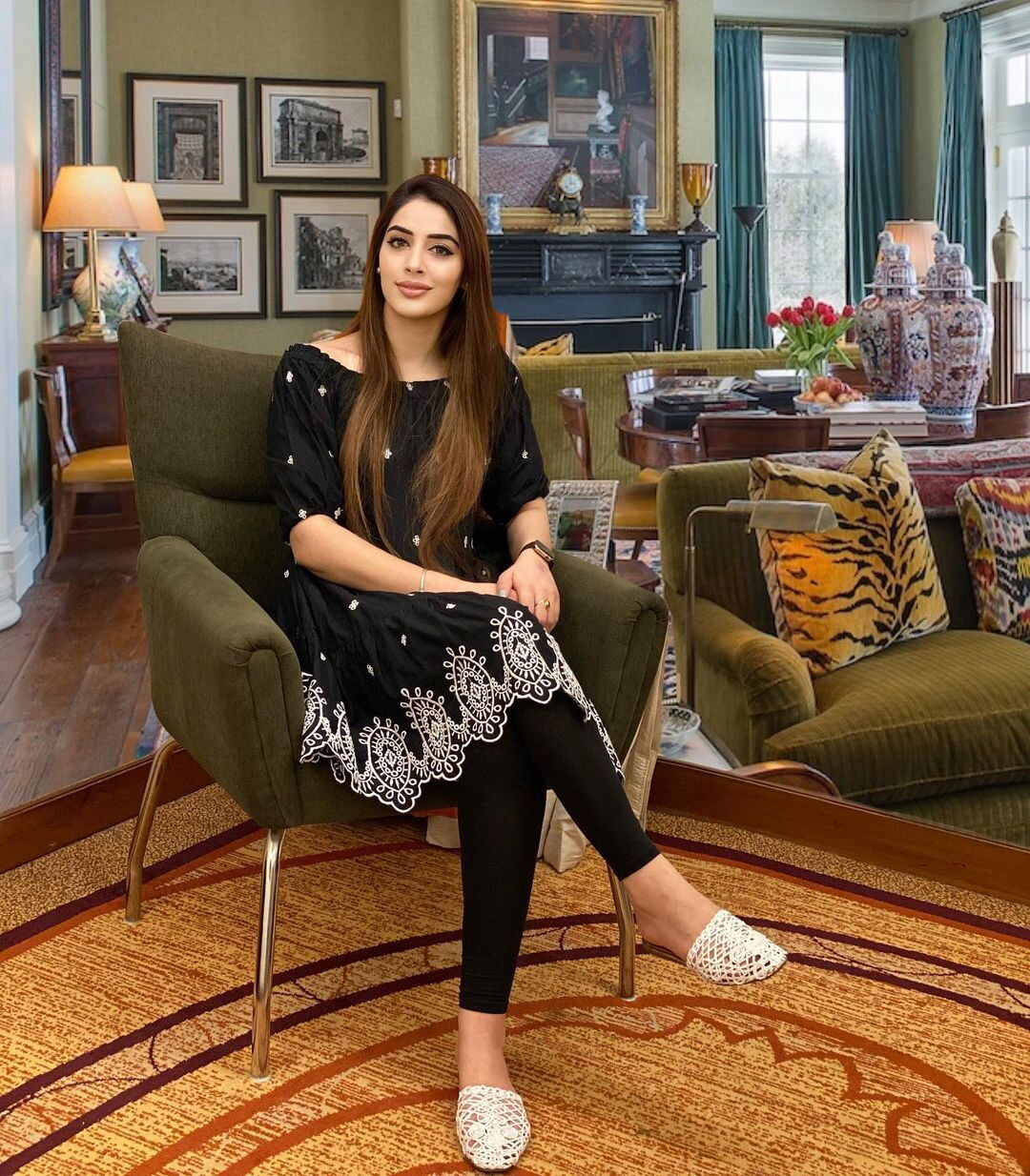 ब्लैक ड्रेस में बला की खूबसूरत लगती हैं  IAS Atahr Aamir Khan की दुल्‍हन Dr. Mehreen Qazi, लगाई अतहर के नाम की मेहंदी 