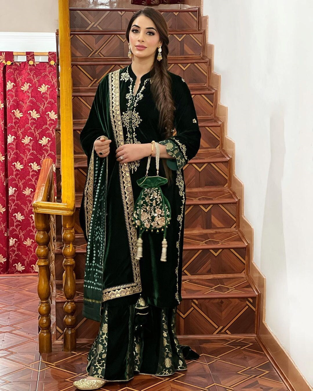 ब्लैक ड्रेस में बला की खूबसूरत लगती हैं  IAS Atahr Aamir Khan की दुल्‍हन Dr. Mehreen Qazi, लगाई अतहर के नाम की मेहंदी 