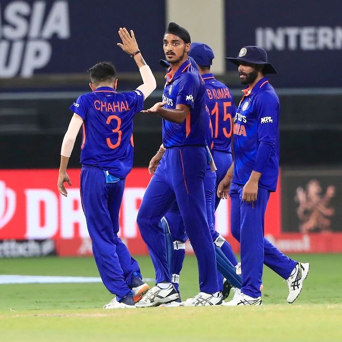 പാകിസ്താനെതിരെ ക്യാച്ച് വിട്ടതിന് അര്‍ഷ്ദീപ് ഖലിസ്ഥാന്‍ വാദി; കട്ടസപ്പോര്‍ട്ടില്‍ വിരാട് കോലി, മറുപടി വൈറല്‍