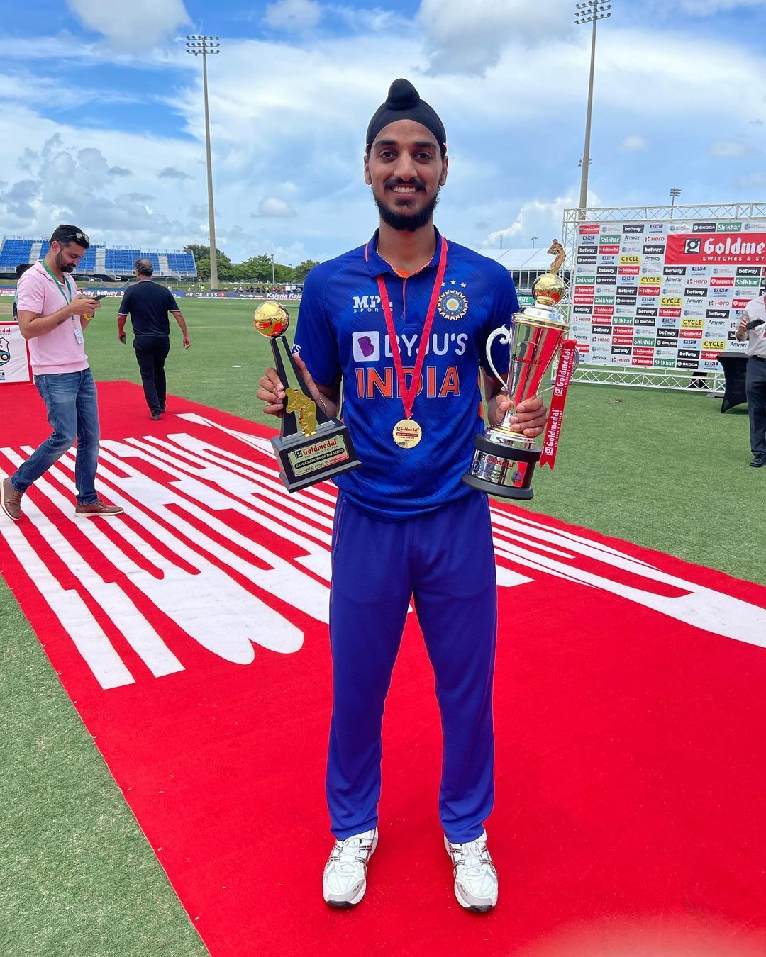 പാകിസ്താനെതിരെ ക്യാച്ച് വിട്ടതിന് അര്‍ഷ്ദീപ് ഖലിസ്ഥാന്‍ വാദി; കട്ടസപ്പോര്‍ട്ടില്‍ വിരാട് കോലി, മറുപടി വൈറല്‍