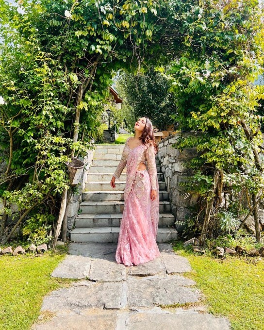 Jasmin Bhasin and Aly Goni looks absolutely adorable as they twin in pink